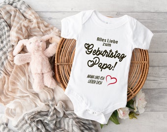 Baby Body Geburtstag. Baby Bodysuit. Alles Liebe zum Geburtstag Papa. Babybody. Alles Liebe zum Geburtstag Mama, Oma, Opa ….