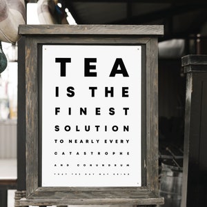 Puede incluir: Un letrero de madera con fondo blanco y texto negro que dice "TEA IS THE FINEST SOLUTION TO NEARLY EVERY CATASTROPHE AND CONUNDRUM THAT THE DAY MAY BRING".