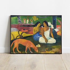 Può includere: Un dipinto di Paul Gauguin che raffigura due donne sedute in un lussureggiante paesaggio verde. Le donne indossano abiti colorati e sono circondate da piante tropicali. Un cane rosso si trova in primo piano, guardando qualcosa a terra. Il dipinto è intitolato "A  R  A  R  A"