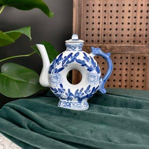 Théière vintage chinoise en porcelaine bleue et blanche, en forme d'anneau, à motif floral en couronne.