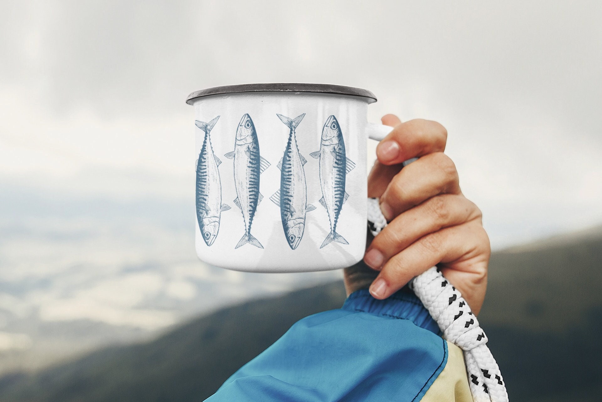 Tazza Smaltata Pescatore Con Scritta 'Molte Persone Fanno Le Vacanze... La Pesca Più Cool' | 300 Ml | Stampa Fronte/Retro