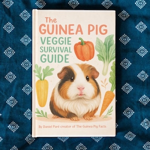 Pu&ograve; includere: Un libro con copertina rigida intitolato "The Guinea Pig Veggie Survival Guide" con un'illustrazione di porcellino d'India e verdure. La copertina ha colori arancione, verde e marrone. Il nome dell'autore &egrave; in basso.