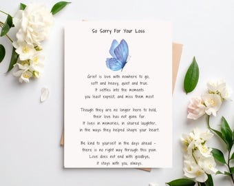 Puede incluir: Una tarjeta de condolencia con el texto "So Sorry For Your Loss" y una ilustración de mariposa azul. La tarjeta está rodeada de flores blancas y vegetación, creando una estética serena y reconfortante.