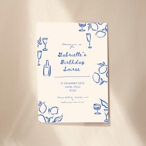 Może przedstawiać: Kremowa karta zaproszenia z niebieskimi ilustracjami cytryn, kieliszków i butelki. Tekst ogłasza "Gabrielle's Birthday Soiree" z datą, godziną i miejscem w Rzymie, we Włoszech.