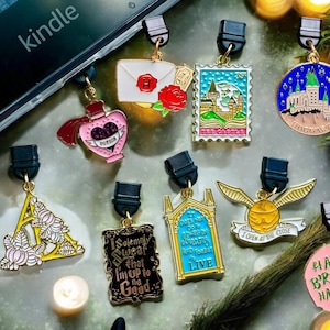 Charm Kindle inspiré de HP, breloque pour téléphone, breloque USB C, accessoire Kindle, breloque pour prise anti-poussière, cadeaux livresques, protecteur de port de charge
