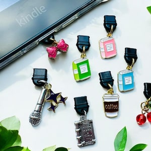 Kindle Charm, Handy Charm, USB C Charm, Kindle Zubehör, Dust Cover Plug Charm, Bücherwurm Geschenke, E-Reader Zubehör, Ladeport Schutz
