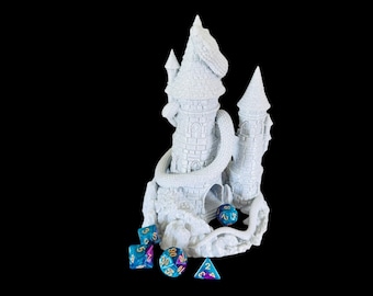 Puede incluir: Torre de castillo blanca impresa en 3D con un dragón envuelto a su alrededor. La torre tiene una pequeña abertura en la base. Cinco dados azules y morados están dispersos alrededor de la base de la torre.