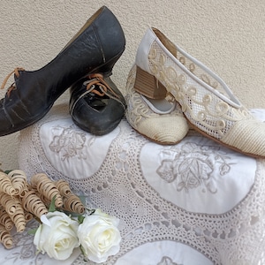 dos pares de zapatos de mujer de los años 80 - zapatos de mujer vintage - decoración vintage - decoración de bodas
