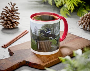 Mok paardensport, cadeau paardenliefhebber, kleurrijke keramische beker, koffiemok paardensportthema, keukendecor paardensport, theemok paardrijden