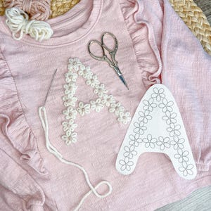 Lettre florale brodée à la main – Motifs d'alphabet floral à coller et à broder | Pull bébé DIY pour débutants | Stabilisateur de motif floral initial