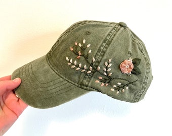 Chapeau vert brodé à la main, chapeau fleuri brodé pour femme, casquette de baseball brodée, cadeau fête des mères, fleurs roses