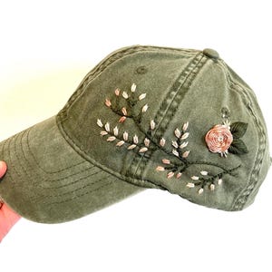 手刺繍のグリーンの帽子、女性用刺繍の花柄帽子、刺繍の野球帽、女性用母への贈り物、ピンクの花柄