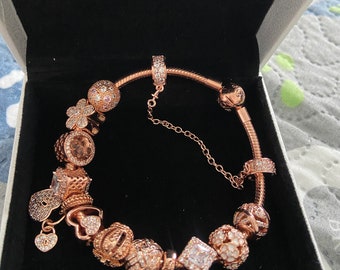 Pulsera Pandora de oro rosa. 20cm con todos los encantos.