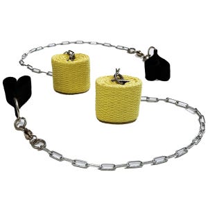 Pode incluir: Dois conjuntos de cilindros de tecido amarelo entrelaçado presos a correntes de metal prateado. Cada corrente possui uma alça de tecido preto em uma extremidade, fixada com um anel de metal e um conector giratório, criando um conjunto de peças têxteis e metálicas.