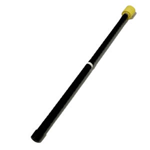 Peut inclure: Un bâton long et droit doté d'une poignée noire texturée recouvrant la majeure partie de sa longueur. Le bâton présente un anneau blanc près du sommet et une tête de mèche cylindrique jaune épaisse fixée à l'extrémité supérieure de la tige.