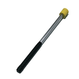 Puede incluir: Un palo de fuego plateado y negro con una mecha de fuego amarilla en el extremo.