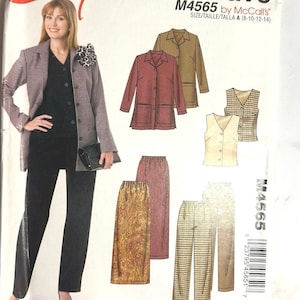 Könnte beinhalten: Eine McCall's M4565 Schnittmusterhülle mit Abbildungen von Jacke, Weste, Rock und Hose. Das Cover zeigt ein Modell in einem Hahnentritt-Blazer, schwarzem Oberteil und schwarzer Hose sowie weitere Kleidungsentwürfe in verschiedenen Farben.