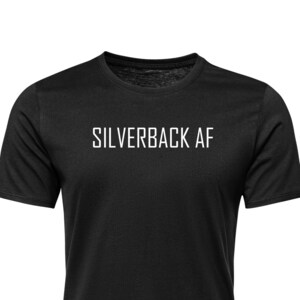 Könnte beinhalten: Schwarzes T-Shirt mit dem Aufdruck "SILVERBACK AF" in weiß auf der Vorderseite.