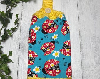 Toalla de cocina Ladybug: parte superior de crochet, toalla de algodón con borde festoneado.