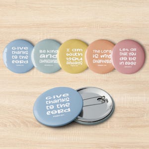 Juego de 5 botones con versículos bíblicos, diseños inspiradores y llenos de fe para mamás, maestras, niños y grupos juveniles.