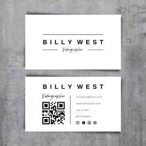 Può includere: Biglietto da visita in bianco e nero con il nome Billy West, Videomaker, e informazioni di contatto tra cui indirizzo email, sito web, numero di telefono e link ai social media.