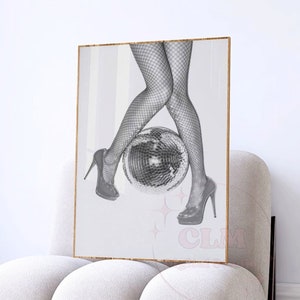 Wysokie obcasy i dyskotekowa kula wydruk cyfrowy, Preppy Retro Bar Cart Wall Art, Modny plakat z lat 70. Monotone Disco do wydrukowania, Apartament studencki