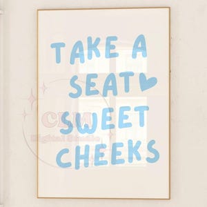 パステルブルーの「Take A Seat Sweet Cheeks」タイポグラフィ デジタルプリント、プレッピーなバーカートの印刷可能なポスター、ファンキーで面白い寮の部屋のバスルームの壁アート