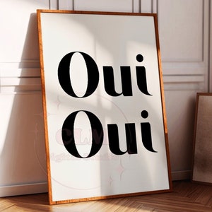Oui Oui タイポグラフィ デジタル プリント モノトーン ブラック ベージュ、プレッピー バー カート プリント可能ポスター、トレンディなウォール アート、大学アパートの美学