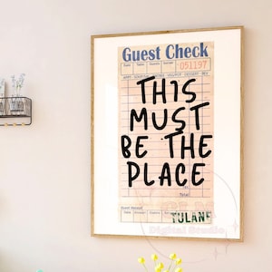 チューレーン This Must Be The Place ゲストチェック デジタルプリント、トレンディなレトロタイポグラフィ印刷可能なポスター、プレッピーなヴィンテージバーカートウォールアート