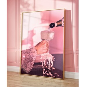 Digitale prints roze champagne, preppy barwagenprint, trendy printbare cocktailposter, trendy printbare cocktailposter, esthetische muurdecoratie appartement, champagneproblemen