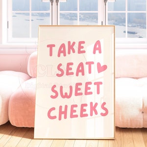 パステルピンクの「Take A Seat Sweet Cheeks」タイポグラフィ デジタルプリント、プレッピーなバーカートの印刷可能なポスター、ファンキーで面白い寮の部屋のバスルームの壁アート