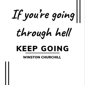 Puede incluir: Cita tipográfica en blanco y negro con el texto "Si estás pasando por el infierno, sigue adelante." La cita se atribuye a Winston Churchill.