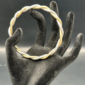 パルセラ ドス アグアス オシュン イ エマヤ | .999 プラタ & ラトン デ ジョイエロ | Hecha a Mano / Two Waters バングル |純銀と真鍮 |カスタムメイド