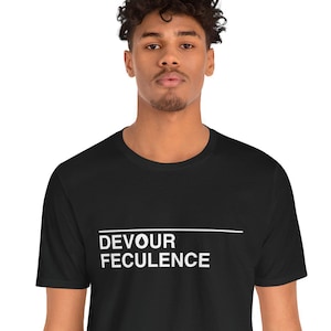 以下が含まれることがあります： 前面に「DEVOUR FECULENCE」という白い文字が書かれた黒いTシャツです。