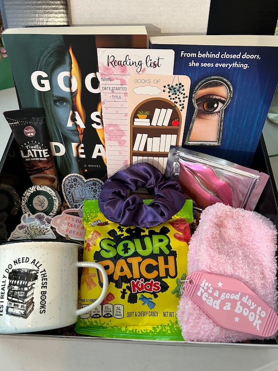 Book Lovers Gifts Box - The Perfect 5 Curated Reading Gifts for Book Lovers -in a Beautifully Packed Box, Includes a Tote Bag Comfy Socks Bo並行輸入 Book Lovers Gift Box