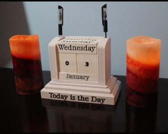 Calendario perpetuo stampato in 3D personalizzabile con doppio portapenne
