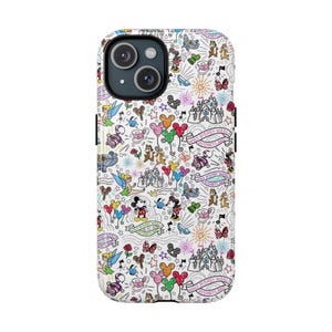 Könnte beinhalten: Eine weiße Smartphone-Hülle mit einem bunten Doodle-Muster aus Disney-Figuren, Schlössern, Luftballons und Bannern mit dem Text Walt Disney World und Disneyland. Das Design zeigt Tinkerbell, Mickey, Minnie sowie Chip und Chap.