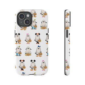 Peut inclure: Coque de téléphone blanche avec un motif répété de fantômes de dessins animés tenant des citrouilles d'Halloween. Les fantômes portent des chapeaux, des nœuds et des pantalons de différentes couleurs. La coque a une découpe noire pour l'appareil photo et des boutons latéraux noirs.