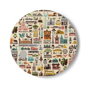 Pode incluir: Um objeto decorativo circular com fundo creme apresentando uma colagem densa de ilustrações coloridas que representam várias atrações, marcos e ícones de parques temáticos, incluindo textos para Magic Kingdom, Epcot e Animal Kingdom.