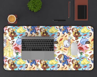 Peut inclure: Tapis de bureau rectangulaire avec un motif coloré de personnages de La Belle et la Bête. Le design comprend Belle, la Bête et d'autres personnages, avec des accents de roses rouges et de pétales. Un ordinateur portable et une souris sont sur le tapis.