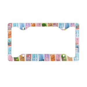 Puede incluir: Marco rectangular para matrícula con un colorido collage de diseños de sellos postales. Los sellos representan varios castillos, monumentos y personajes. El marco tiene una abertura central blanca y está hecho de un material duradero.