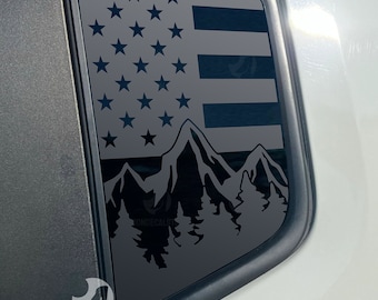 Calcomanía con diseño de bandera estadounidense y escena de montaña y árbol para Jeep Renegade 2015-2024 con ventana lateral.