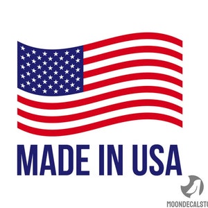 Puede incluir: Una bandera estadounidense roja, blanca y azul ondeando al viento con el texto "MADE IN USA" debajo.