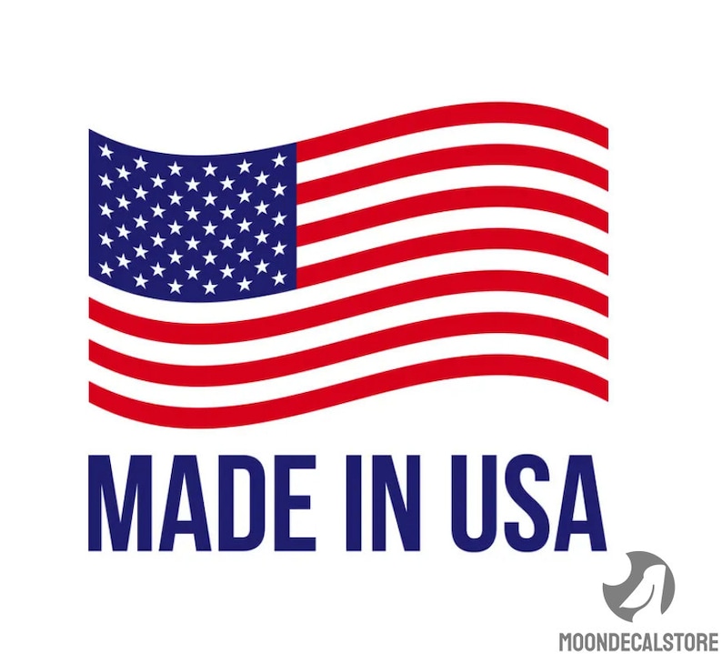 Puede incluir: Una bandera estadounidense roja, blanca y azul ondeando al viento con el texto "MADE IN USA" debajo.