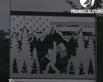 Pour Dodge RAM 2009-2026 fenêtre centrale arrière Sasquatch Bigfoot drapeau américain en détresse autocollant scène extérieure arbre de montagne