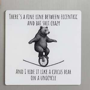 Imán divertido para el refrigerador de un compañero de trabajo: Imán excéntrico de cuerda floja - Oso de circo en monociclo - Regalo de oficina, regalo de broma