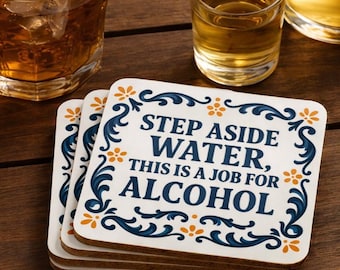 Op de afbeelding: Een stapel vierkante onderzetters met de tekst "STEP ASIDE WATER, THIS IS A JOB FOR ALCOHOL" in marineblauw. De onderzetters hebben een witte achtergrond met oranje en marineblauwe decoratieve elementen. Verschillende glazen met amberkleurige vloeistof staan op de achtergrond.