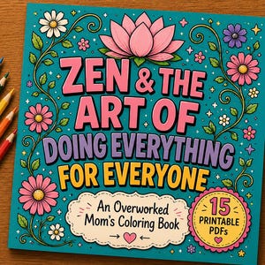 Op de afbeelding: Een vierkant kleurboek met een talingkleurige kaft voorzien van roze lotus- en madeliefjesillustraties. De tekst luidt: ZEN & THE ART OF DOING EVERYTHING FOR EVERYONE, An Overworked Mom's Coloring Book en 15 PRINTABLE PDFS. Zes kleurpotloden liggen links uitgelijnd.