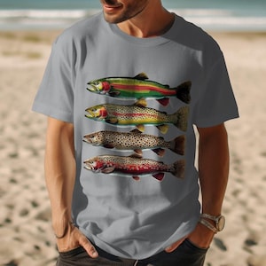 Op de afbeelding: Een grijs T-shirt met een grafische print van vier verschillende forellen. De vissen zijn verticaal gerangschikt, met de grootste vis bovenaan en de kleinste vis onderaan. De vissen zijn allemaal in tinten bruin, groen en rood.