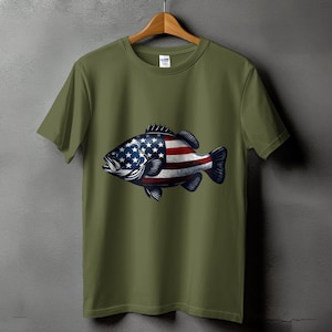 Pode incluir: Uma camiseta verde com um gráfico de um peixe de baixo com o design da bandeira americana.